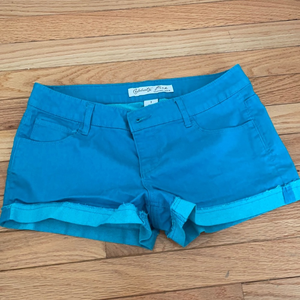 Cute shorts, kinda stretchy and super comfy